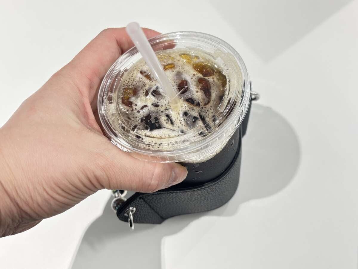 ダイソーのカップスリーブにコーヒーをセットする