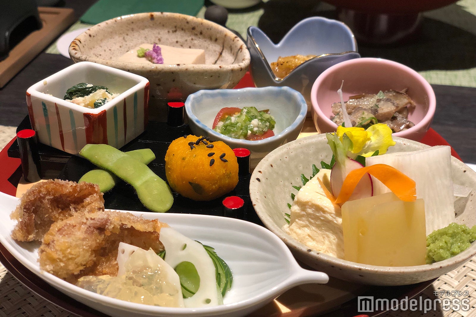 夕食一例（C）モデルプレス