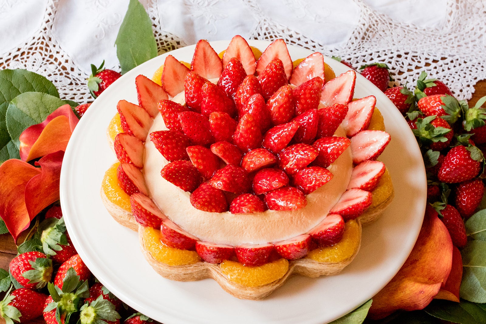 輪花型イチゴムースとキャラメルクリームのタルト piece 744 円／whole（25cm） 7,020 円／画像提供：ラッシュ株式会社