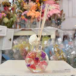 ハーバリウムはリードスティックを刺せばルームディフューザーにもなる(C)モデルプレス