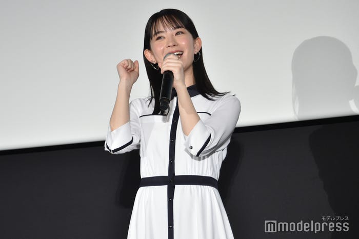 「千輝くんクイズ」に正解し喜ぶ畑芽育(C)モデルプレス