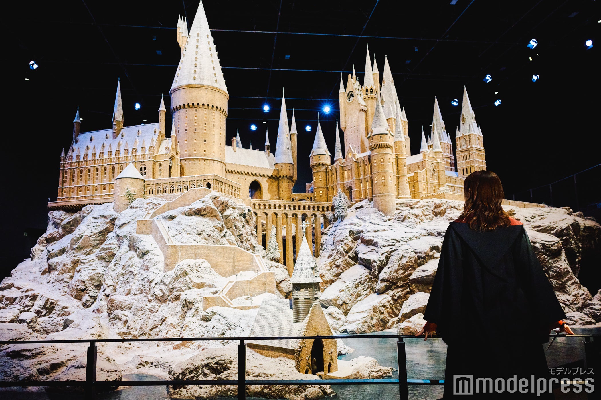 雪の積もった「ホグワーツ城の模型」（C）モデルプレス