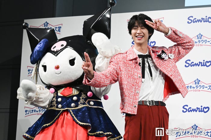 推しのクロミと滅ポーズをする曽野舜太(C)モデルプレス