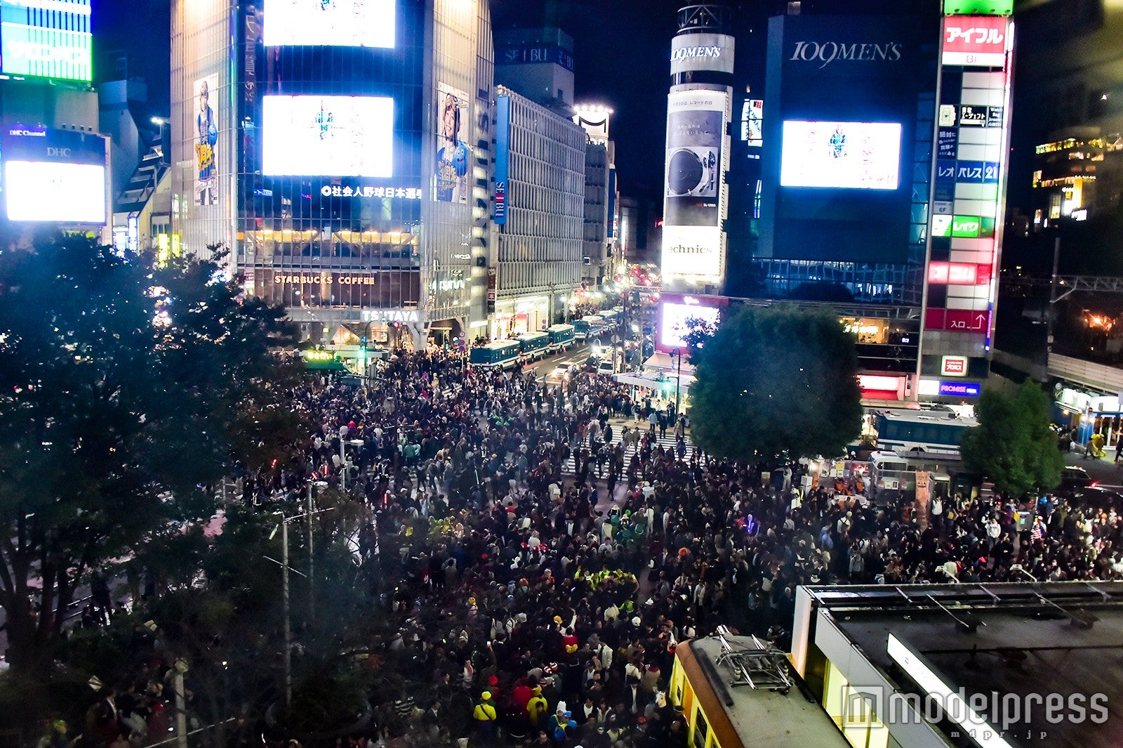 渋谷駅前・スクランブル交差点に溢れかえる人々（C）モデルプレス