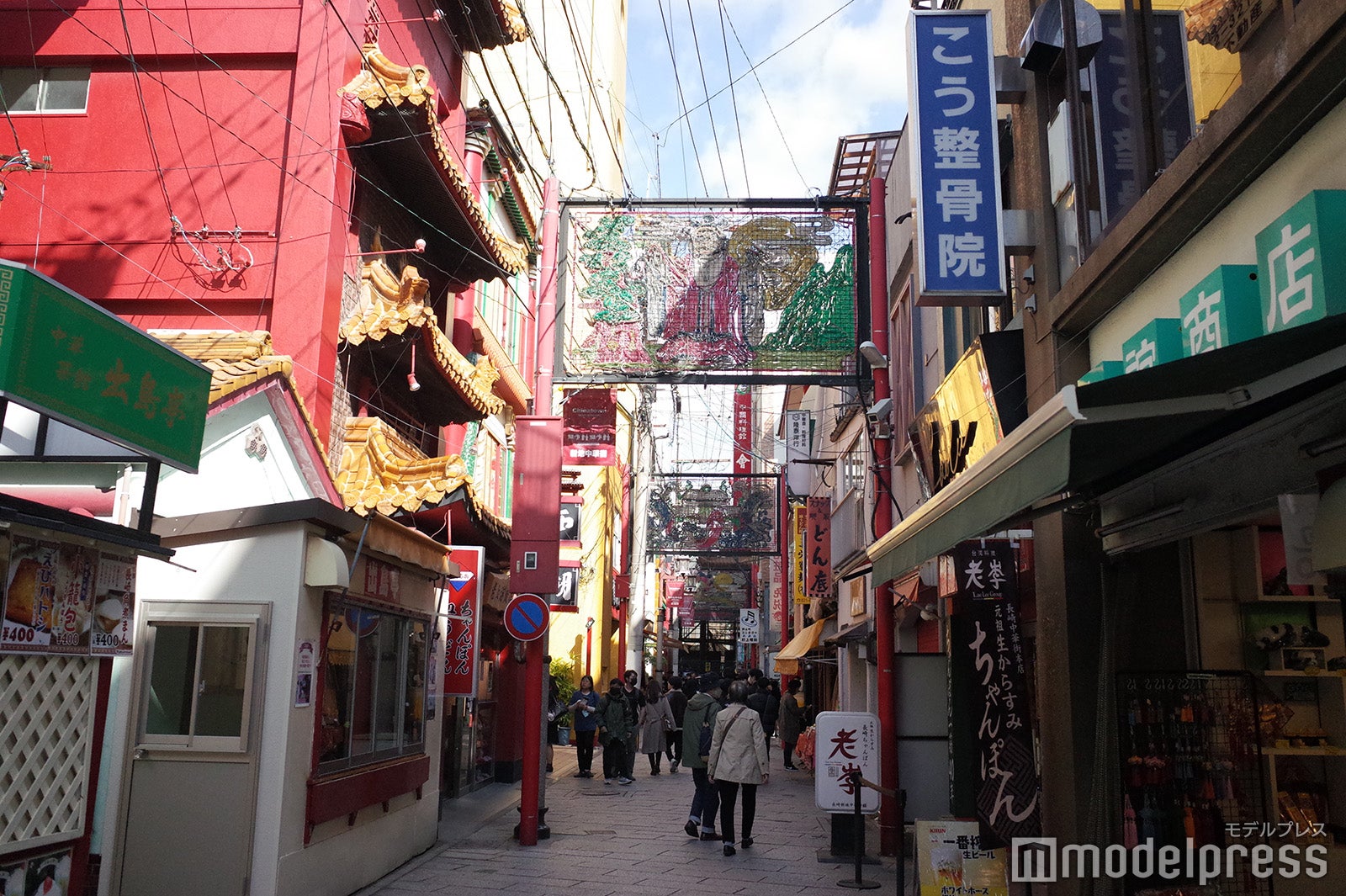 中華料理店や土産物屋が連なる長崎新地中華街（C）モデルプレス