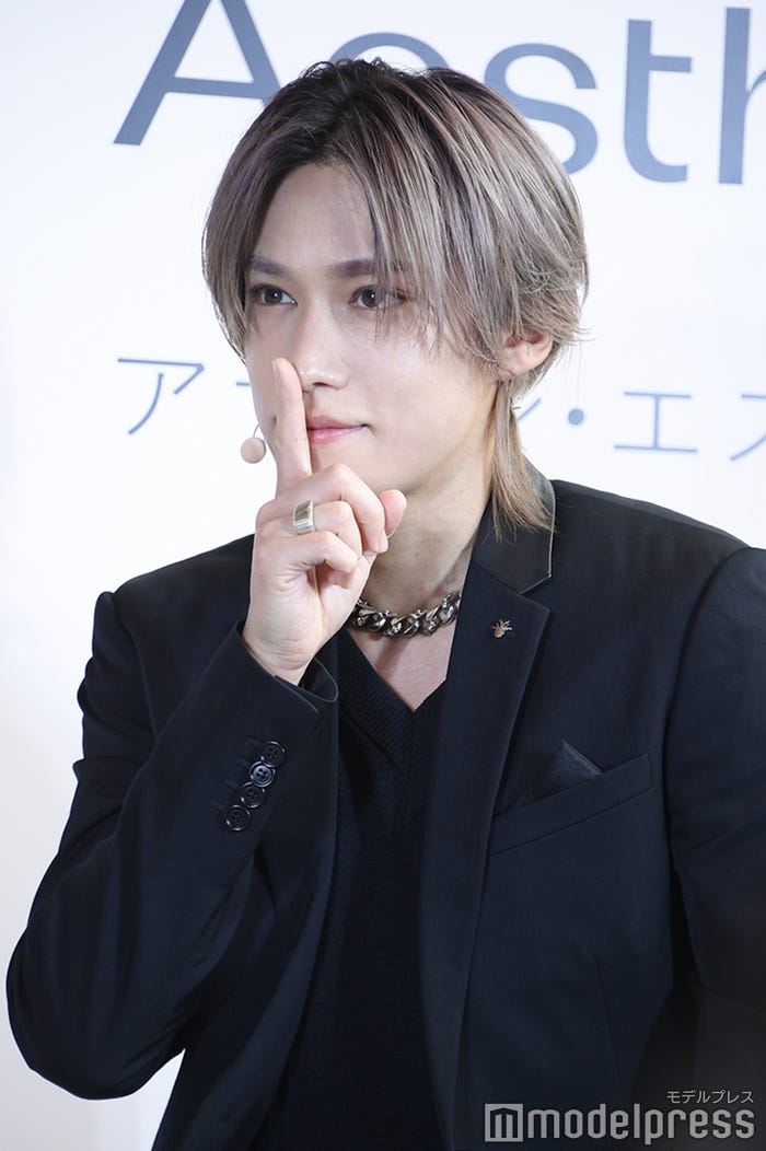 Eラインのチェックをする千賀健永(C)モデルプレス