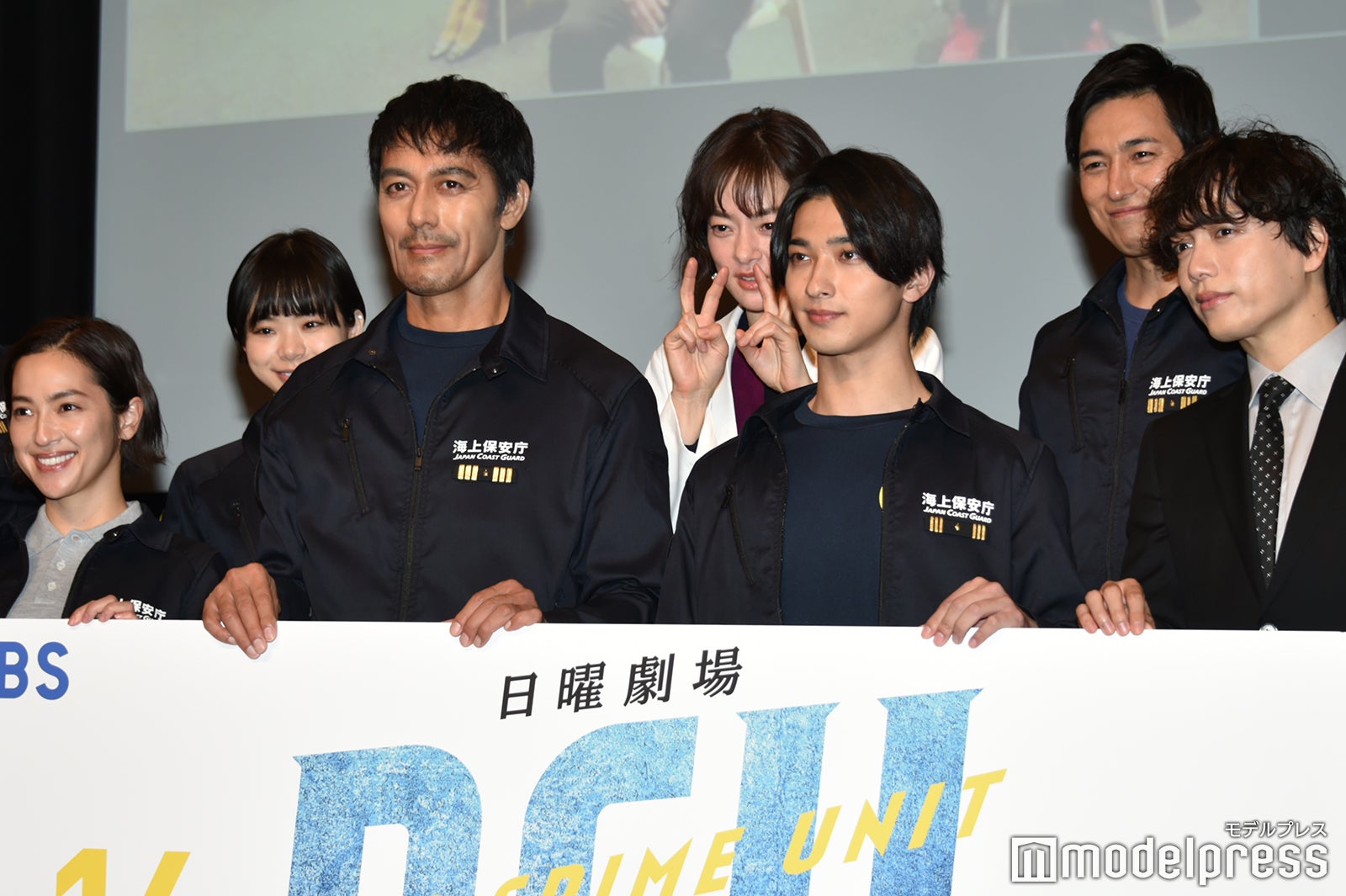 ポーズをとるキャスト陣 （C）モデルプレス