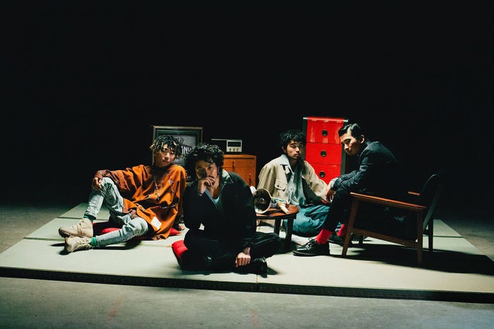 <King Gnu(キングヌー)プロフィール>東京藝術大学出身の常田大希(Gt.Vo.)を筆頭に、2015年Srv.Vinciとして活動をスタート。2017年にメンバーチェンジを経て、常田と幼馴染みで東京藝術大学出身の井口理(Vo.Key.)と、勢喜遊(Drs.Sampler)、新井和輝(Ba.)の4人体制となり、世界最大フェス「SXSW」出演を果たす。同年4月に“トーキョー・ニュー・ミクスチャー・スタイルバンド”と称し、King Gnuと改名。2019年1月にアルバム「Sympa」でメジャーデビュー。2月にはドラマ「イノセンス 冤罪弁護士」の主題歌「白日」を配信リリースし、バンド最大のヒットに。