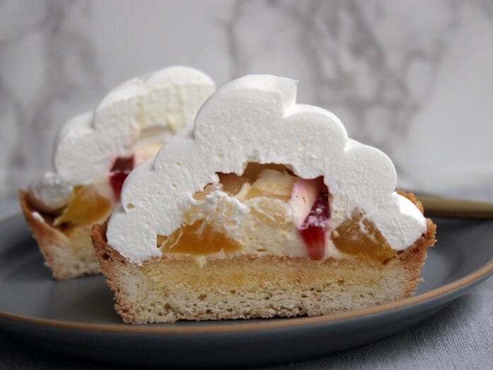 クリームの下に4種類のフルーツとカスタードクリームが隠れています