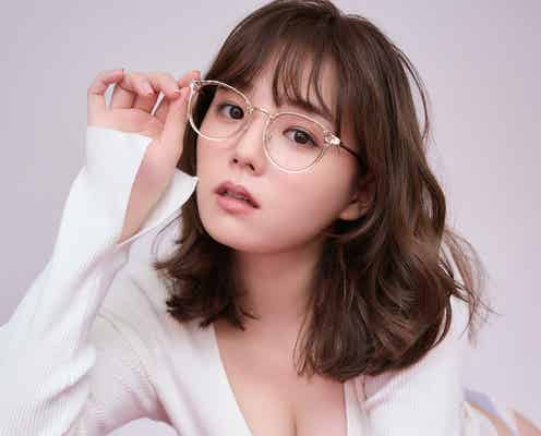 篠崎愛、美谷間くっきりランジェリー姿