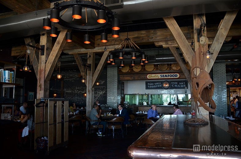 まるで漁村のような趣のある席も