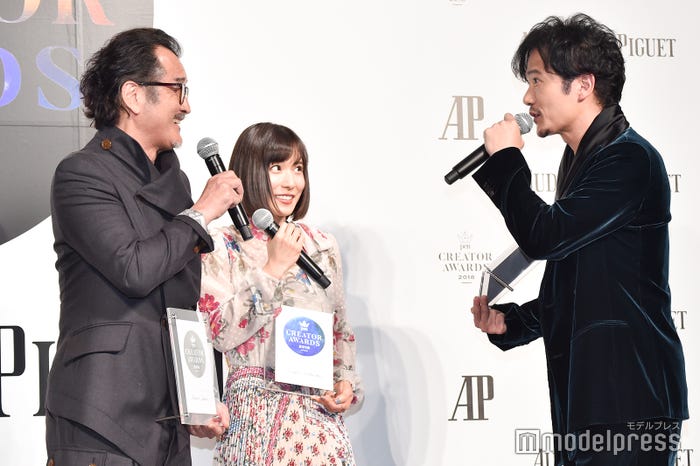 会話を交わす吉田鋼太郎と稲垣吾郎 、間に挟まれる松岡茉優(C)モデルプレス