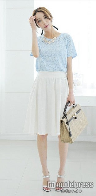 ホワイトのスカートと合わせて　半袖レーストップス「NETSTAR」1,900円（税込）