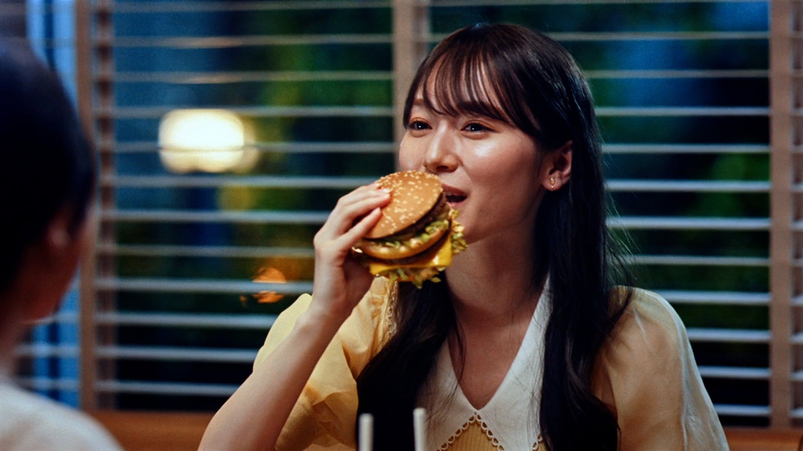 守屋麗奈／ビッグマック「明日も 笑おう あの頃も今も」篇（提供写真）