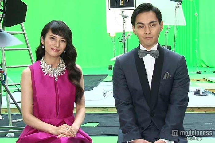 「クラッシュ・オブ・クラン」のTVCMに出演する(左から)柴咲コウ、柳楽優弥【モデルプレス】