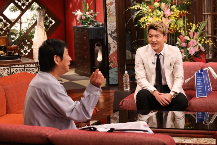 明石家さんま、堂安律(C)カンテレ・フジテレビ