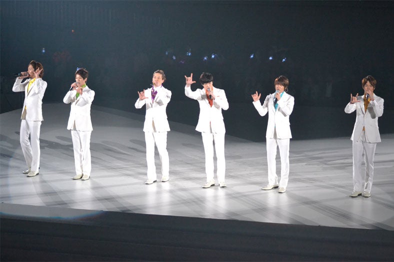 超新星、純白タキシードで熱唱 ファンうっとり