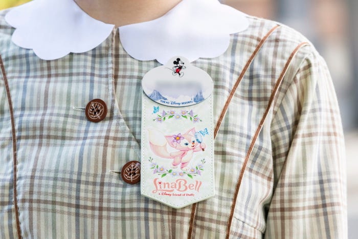 ネームタグアクセサリーを着用しているキャスト(C)Disney