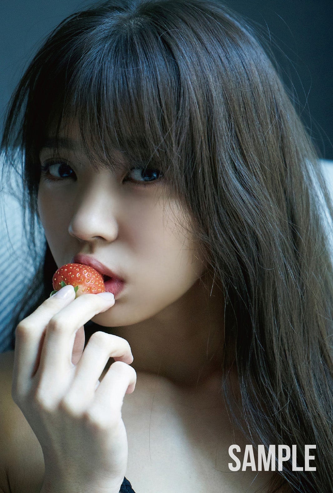 小林由依／通常版封入ポストカード（画像提供：KADOKAWA）