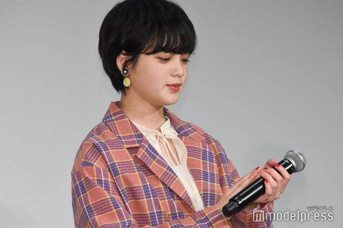 赤やオレンジが春らしいネイル/平手友梨奈 (C)モデルプレス