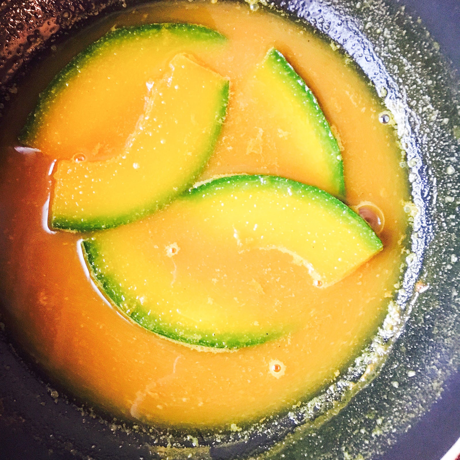 手順2：フライパンに水、コンソメ、かぼちゃを入れて煮る／画像提供：柏原歩