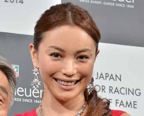 蛯原友里の“人妻オーラ”を絶賛 ミニドレスで圧巻美脚披露