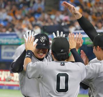巨人 ヤクルトに6カード目で初勝ち越し 同点の6回に浦田の好守で2死満塁しのぐ 直後の7回に笹原が決勝2号2ラン 投手陣は1安打1失点