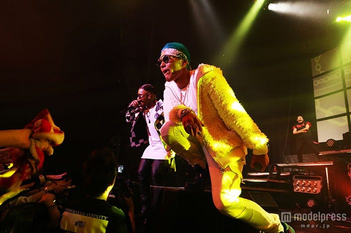 サプライズ登場した(手前から)EXILE・SHOKICHIと三代目JSB・ELLY