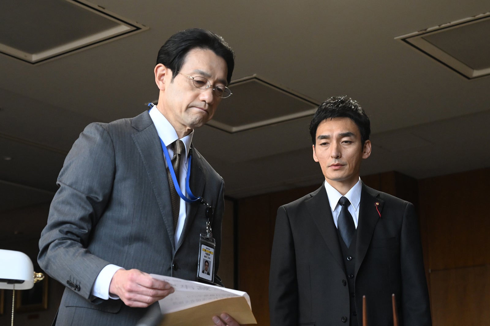 飯田基祐、草なぎ剛 「罠の戦争」第10話より（C）カンテレ