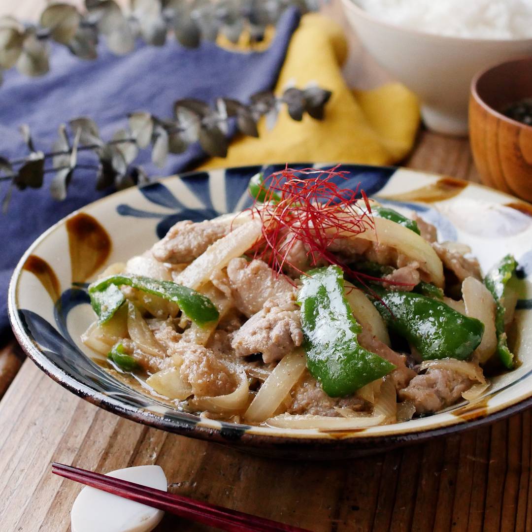 メインおかずに。豚肉とピーマンと玉ねぎの甘辛ごまみそ炒め