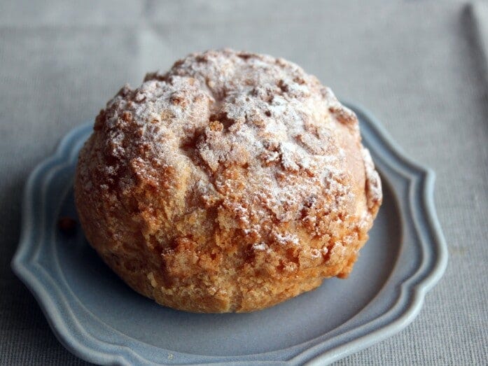 アーモンド生地をかぶせて焼いた、香ばしいシュー生地が特徴
