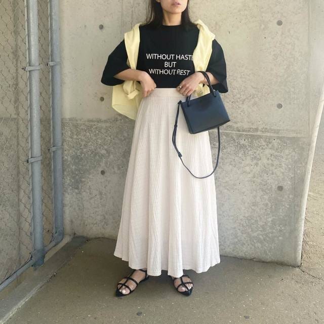 春色シャツをアクセントにして♡ 大人女子におすすめの春の白スカートコーデ
