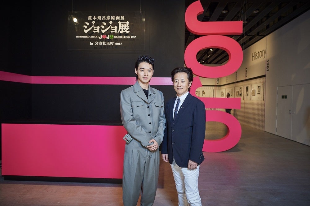 山崎賢人、荒木飛呂彦（C）2017 映画「ジョジョの奇妙な冒険 ダイヤモンドは砕けない 第一章」製作委員会　（C）LUCKY LAND COMMUNICATIONS／集英社