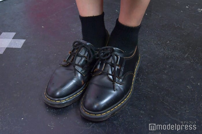 鈴木友菜、足元は「Dr.Martens」(C)モデルプレス