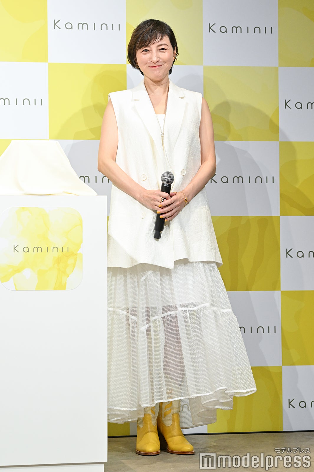 広末涼子 写真集 スタンド ／シリアルナンバー入り腕時計ෆプロフ要確認 広末涼子写真集『C'est la Vie』| 集英社