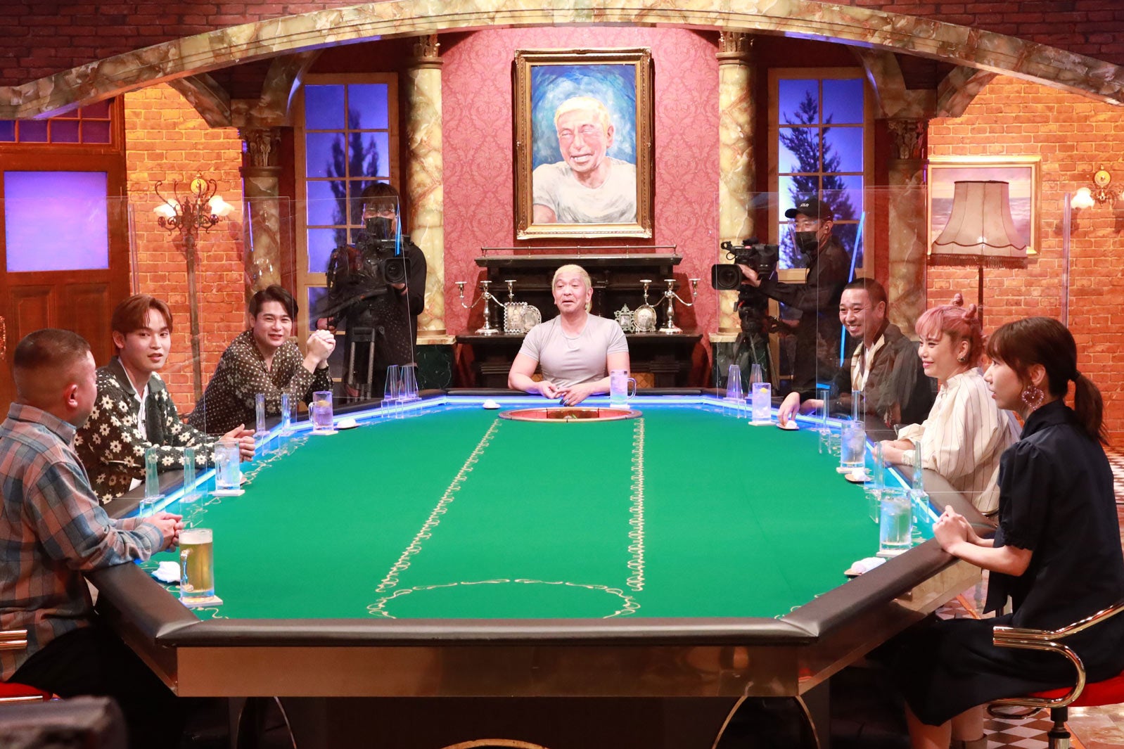 （左手前から時計回りに）松尾駿、與那城奨、吉村崇、松本人志、大悟、Chara、柏木由紀（C）フジテレビ