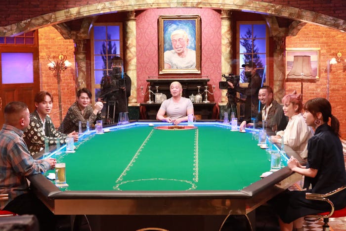 (左手前から時計回りに)松尾駿、與那城奨、吉村崇、松本人志、大悟、Chara、柏木由紀(C)フジテレビ