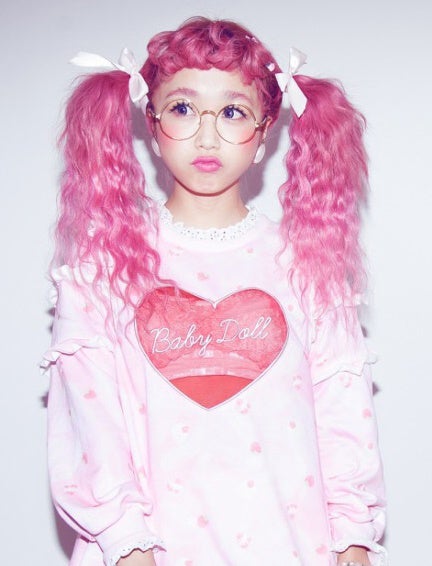 画像1 1 ピンク髪 丸メガネのカリスマ店員 ひかぷぅ 渋谷区観光大使ピンクアンバサダー就任 モデルプレス