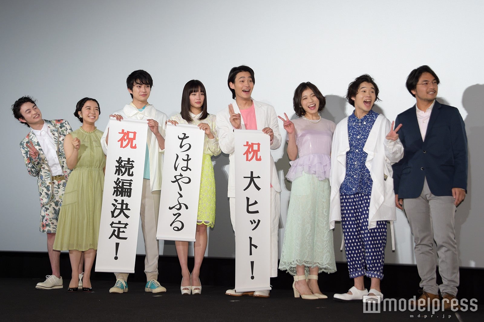 （左から）森永悠希、上白石萌音、真剣佑、広瀬すず、野村周平、松岡茉優、矢本悠馬、小泉徳宏監督（C）モデルプレス