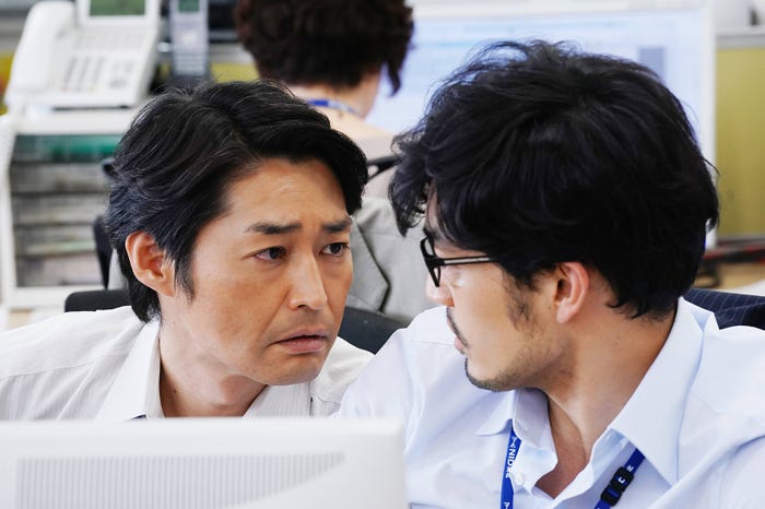 安田顕、大谷亮平 (C)「家に帰ると妻が必ず死んだふりをしています。」製作委員会