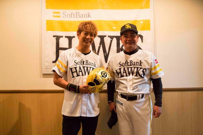 黒木啓司、工藤公康監督(画像提供:LDH JAPAN)