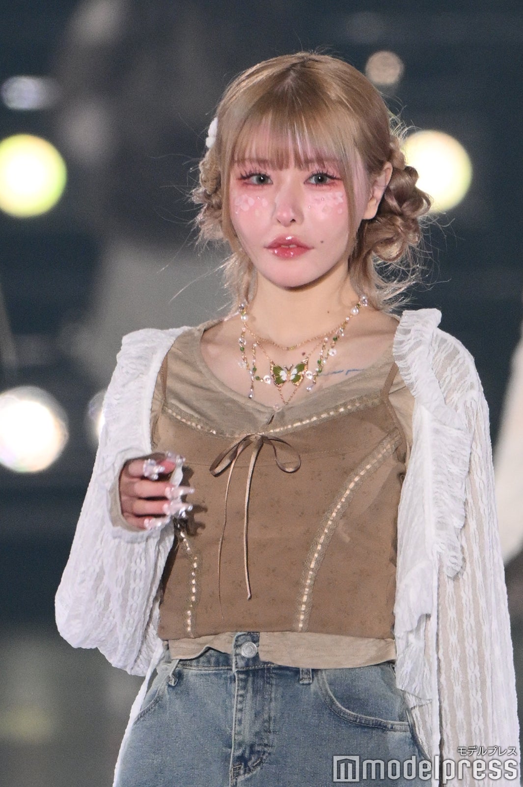 ZOCX戦慄かなの、“森ガール風”甘めコーデで素肌見せ【関コレ