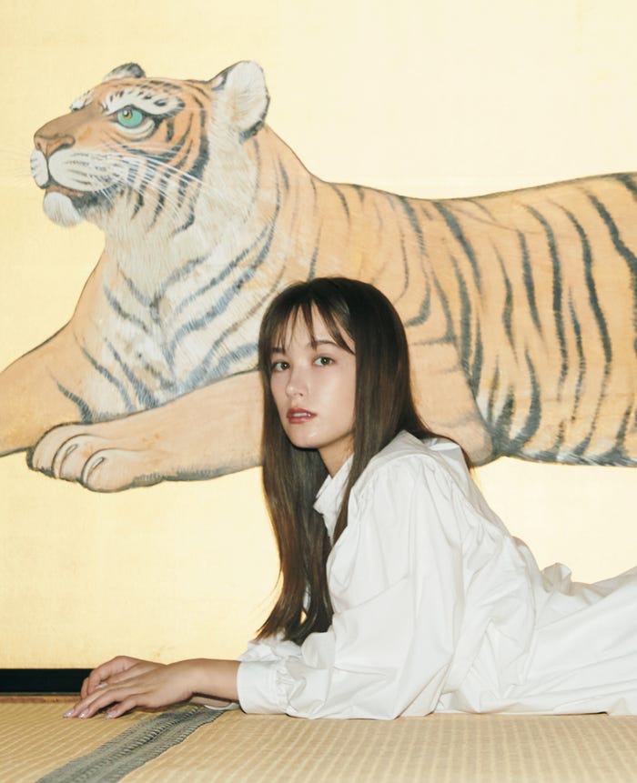 「トラウデン直美 1stフォトブック のらりとらり。」表紙/撮影:三瓶康友(画像提供:小学館)