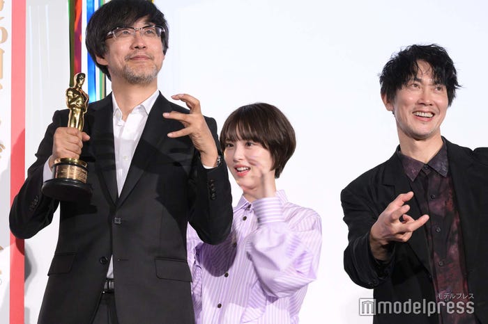 “ゴジラポーズ”でキメる山崎貴監督、浜辺美波、佐々木蔵之介(C)モデルプレス