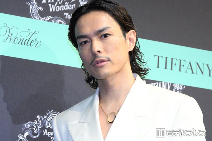 三代目JSB今市隆二、全身白スーツが眩しい 胸元に大ぶりジュエリー【ティファニーワンダー】