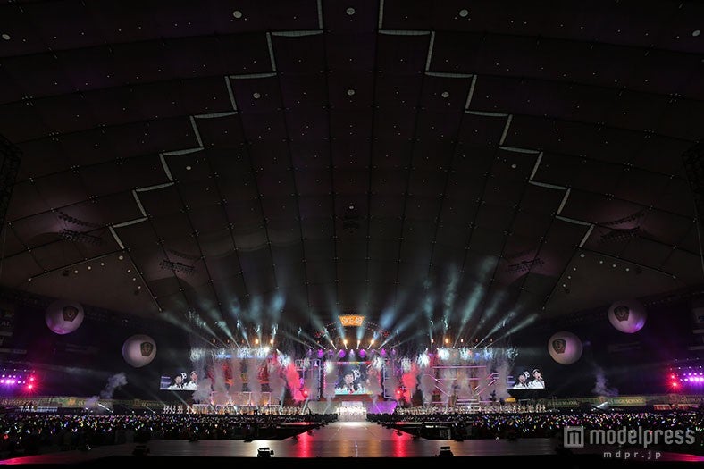 ライブの様子（C）AKS