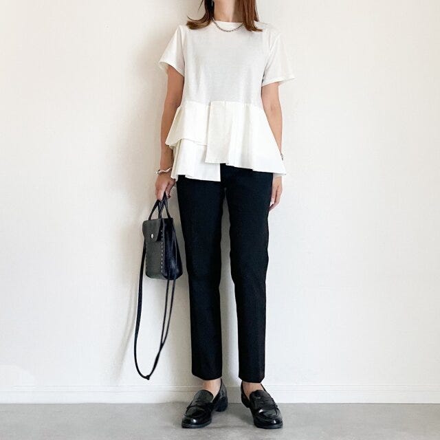 デザイン性のあるトップス　モノトーン　OK　コーデ　細見え