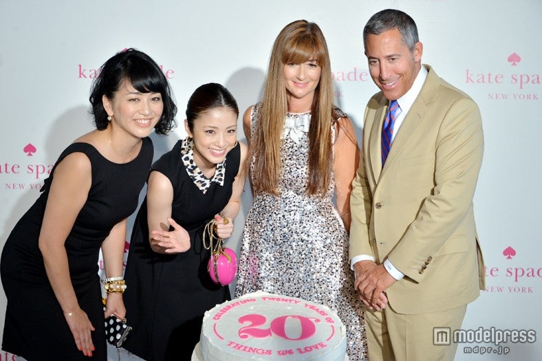（左より）「ケイト・スペード ジャパン」代表取締役社長の柳澤彩子氏、上戸彩、クリエィテブオフィサーのデボラ・ロイド氏、「ケイト・スペード ニューヨーク」CEOのクレイグ・リービット氏