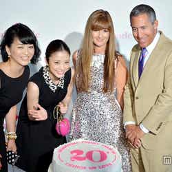 (左より)「ケイト・スペード ジャパン」代表取締役社長の柳澤彩子氏、上戸彩、クリエィテブオフィサーのデボラ・ロイド氏、「ケイト・スペード ニューヨーク」CEOのクレイグ・リービット氏