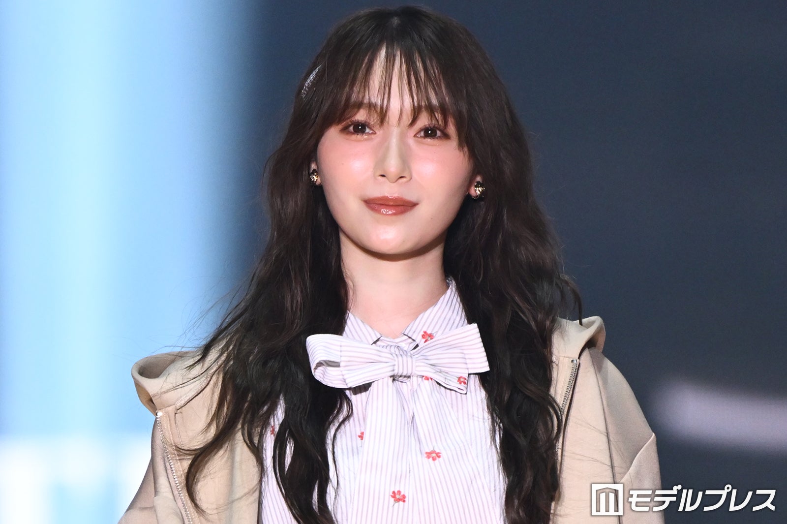 櫻坂46守屋麗奈、ミニ丈コートで美脚スラリ フード被りキュートに魅せる【TGC2026A/W】